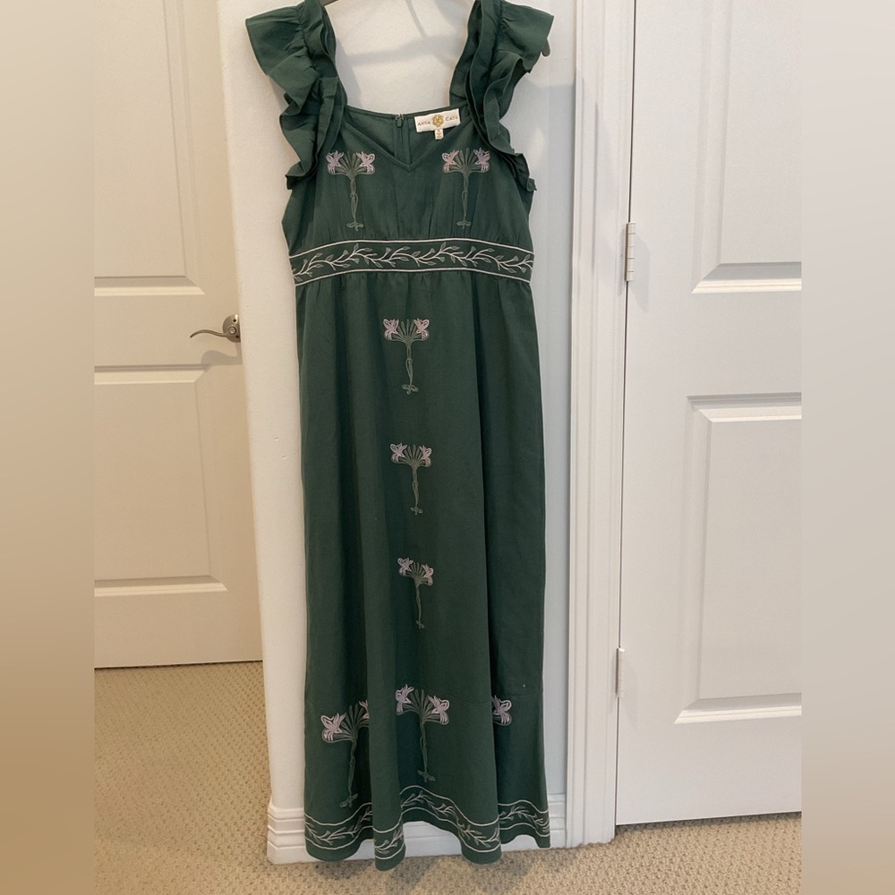 Anna Cate Maxi Dress with Floral Embroidery. Size medium. Excellent condition.